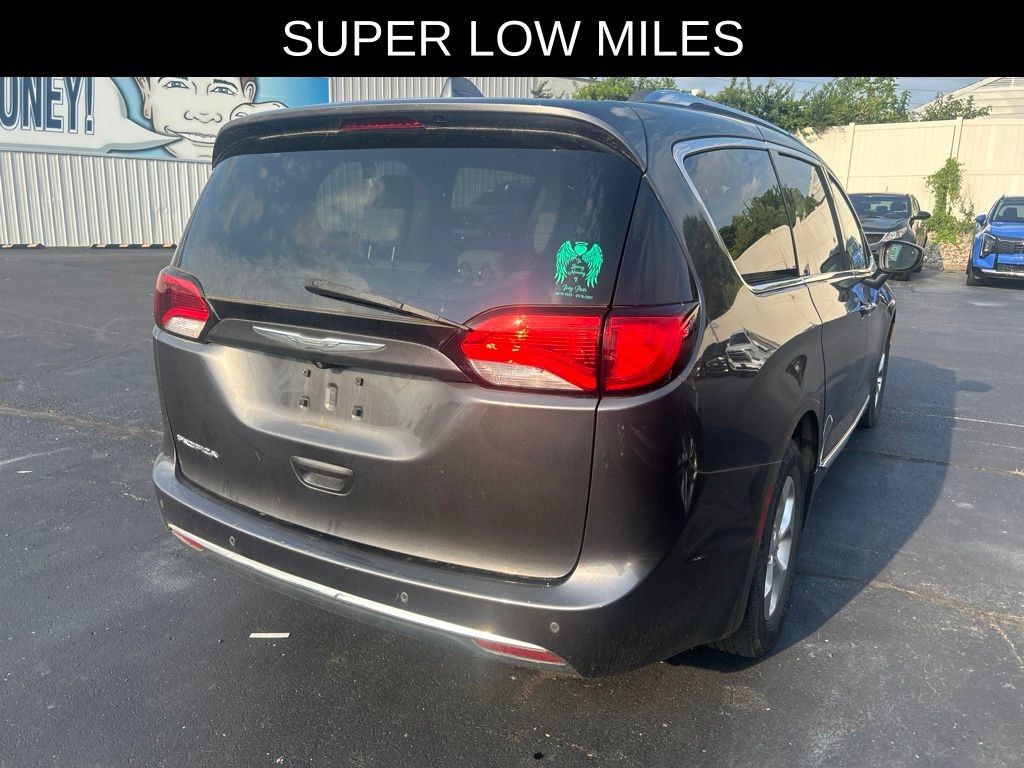Used 2017 Chrysler Pacifica Touring-L Plus FWD image 4