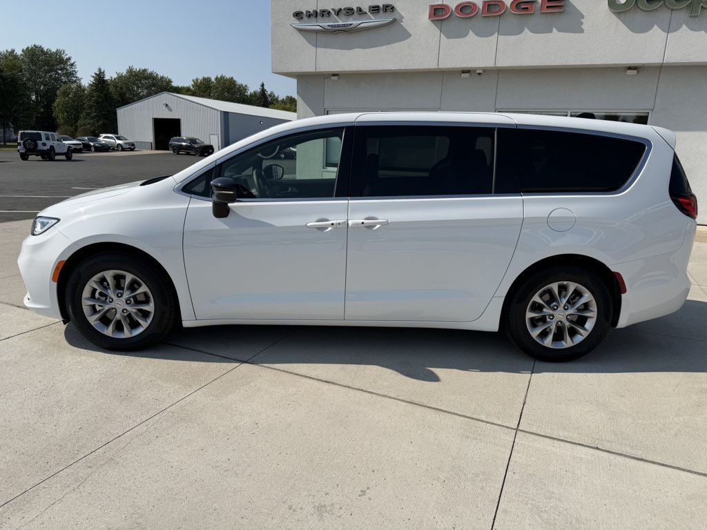 Used 2026 Chrysler Pacifica Limited FWD image 5