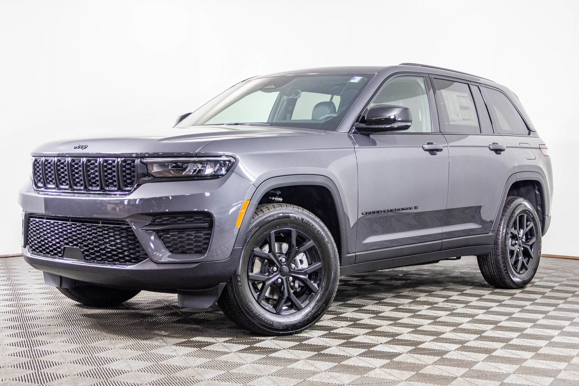 New 2025 Jeep Grand Cherokee Altitude image 2