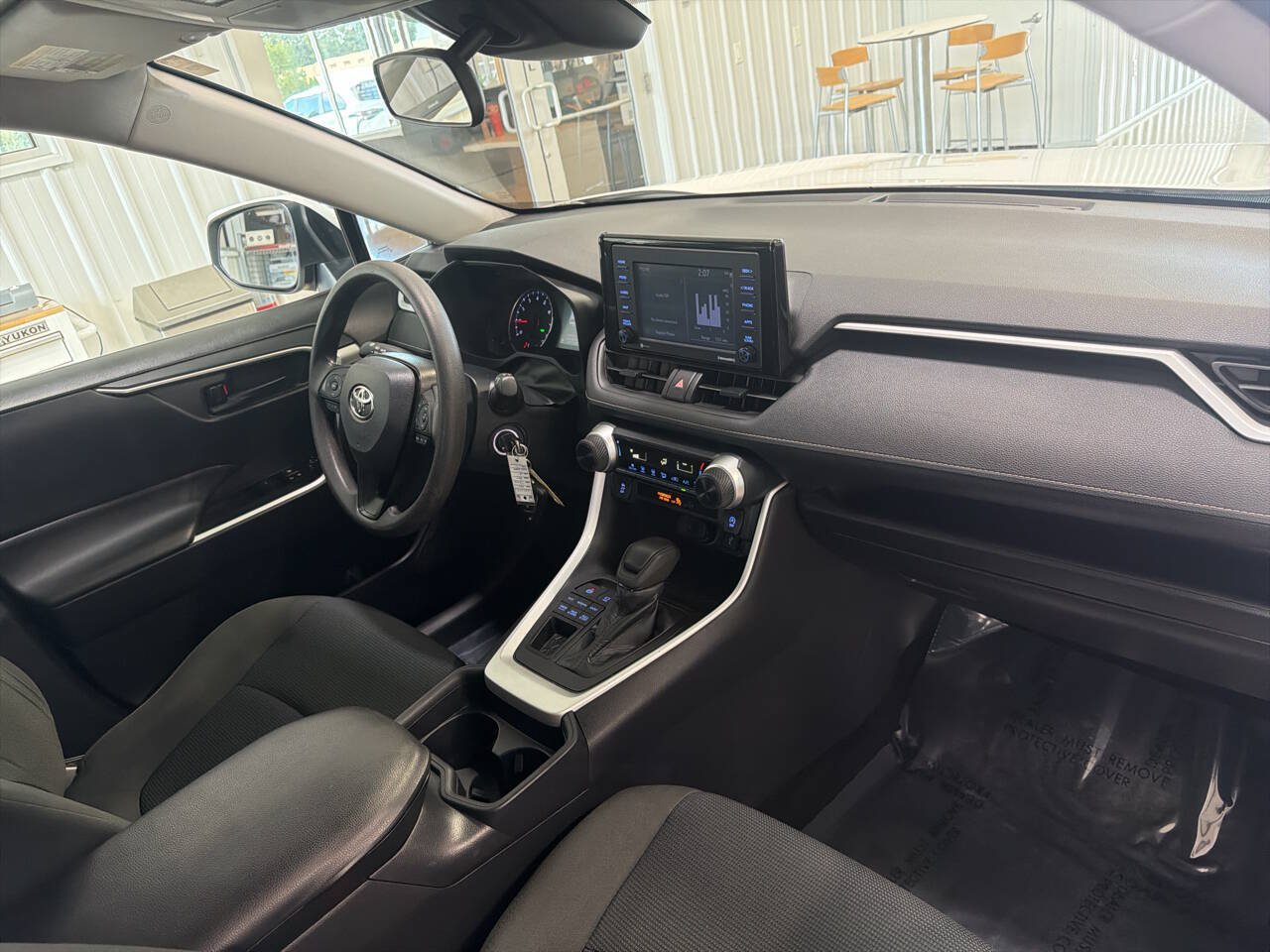 Used 2021 Toyota RAV4 LE AWD/4WD image 24