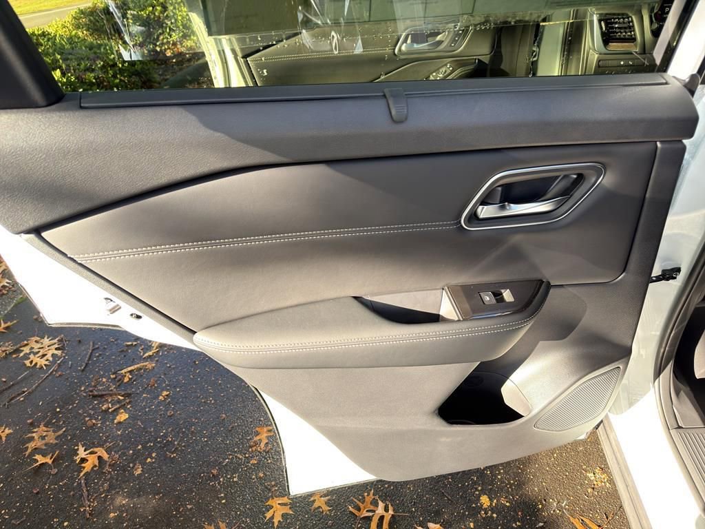 New 2026 Nissan Rogue Platinum image 32