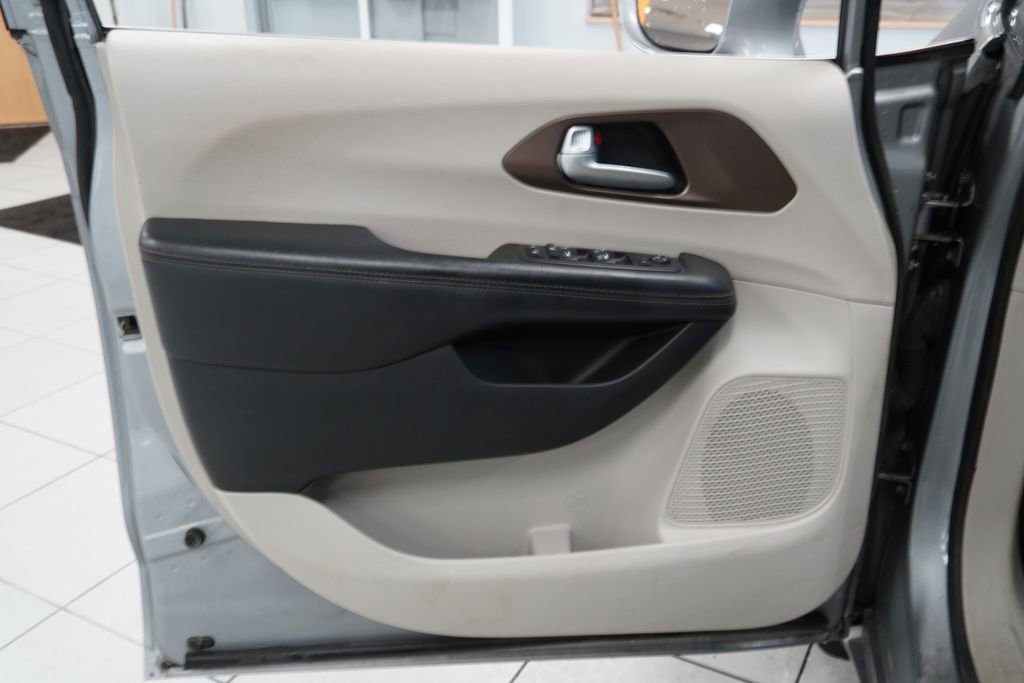 Used 2018 Chrysler Pacifica Touring-L FWD image 16