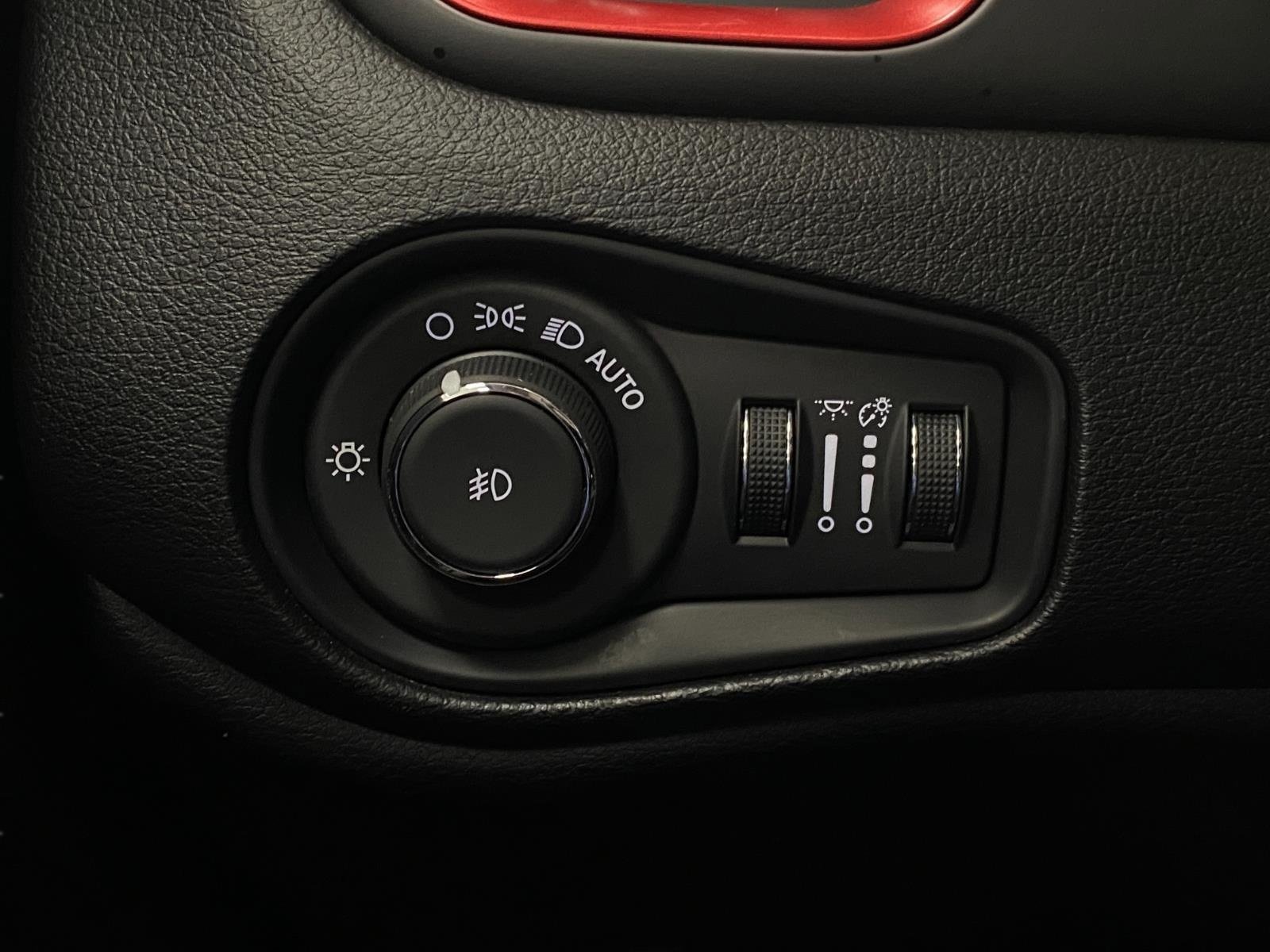 Used 2019 Jeep Renegade Trailhawk AWD/4WD image 14