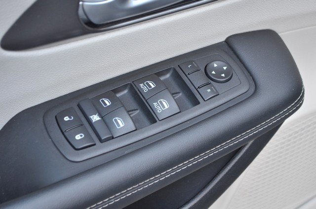 Used 2024 Chrysler Pacifica Touring-L image 16