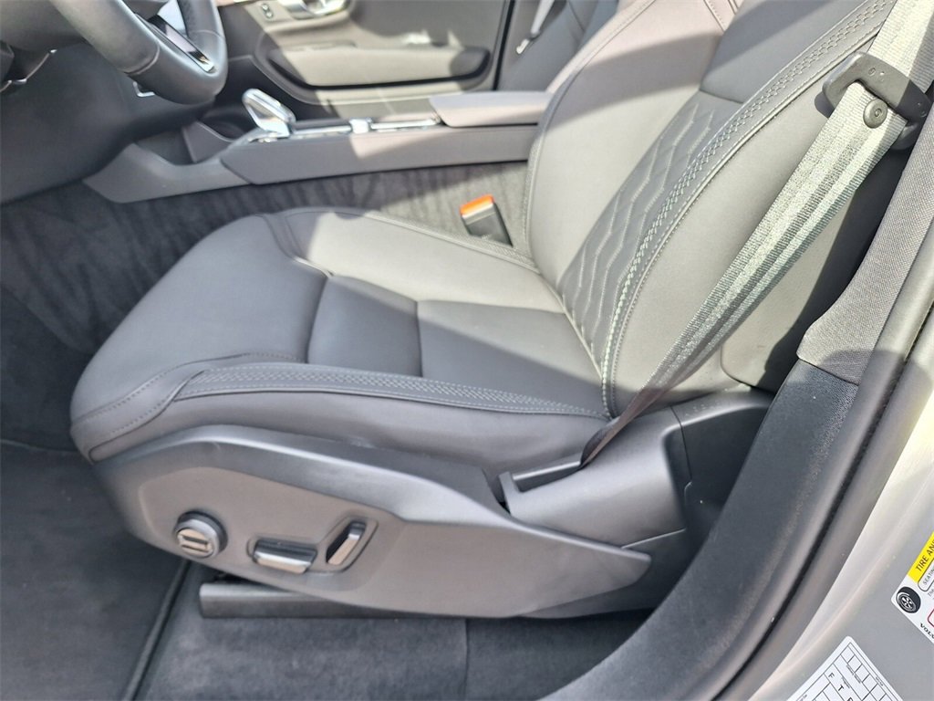 Used 2025 Volvo XC90 B6 Plus image 30