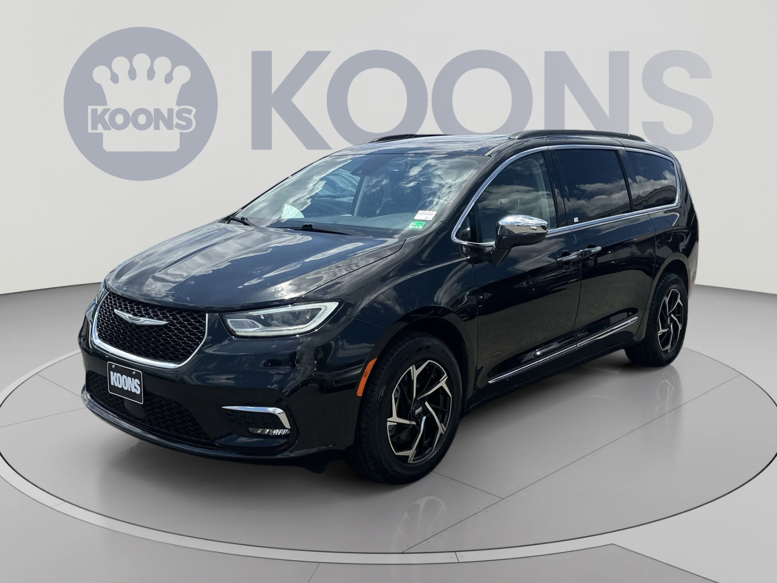 Used 2023 Chrysler Pacifica Limited w/ Uconnect Theater Family Group AWD/4WD image 5