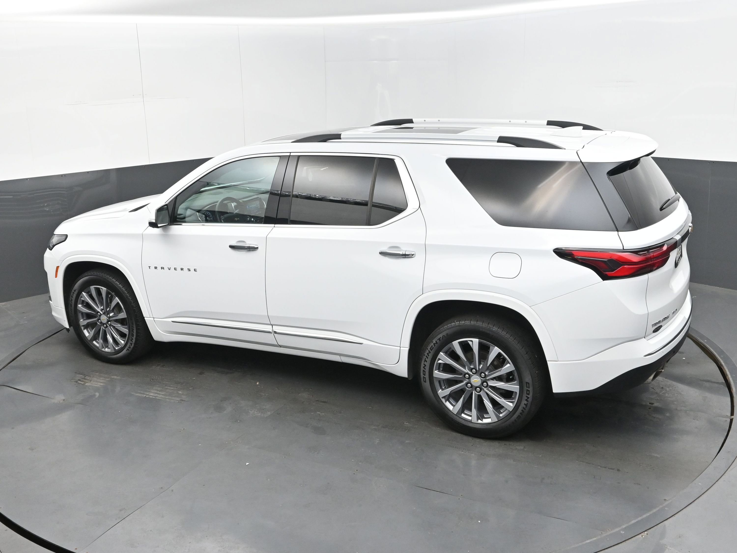 Used 2023 Chevrolet Traverse Premier image 35
