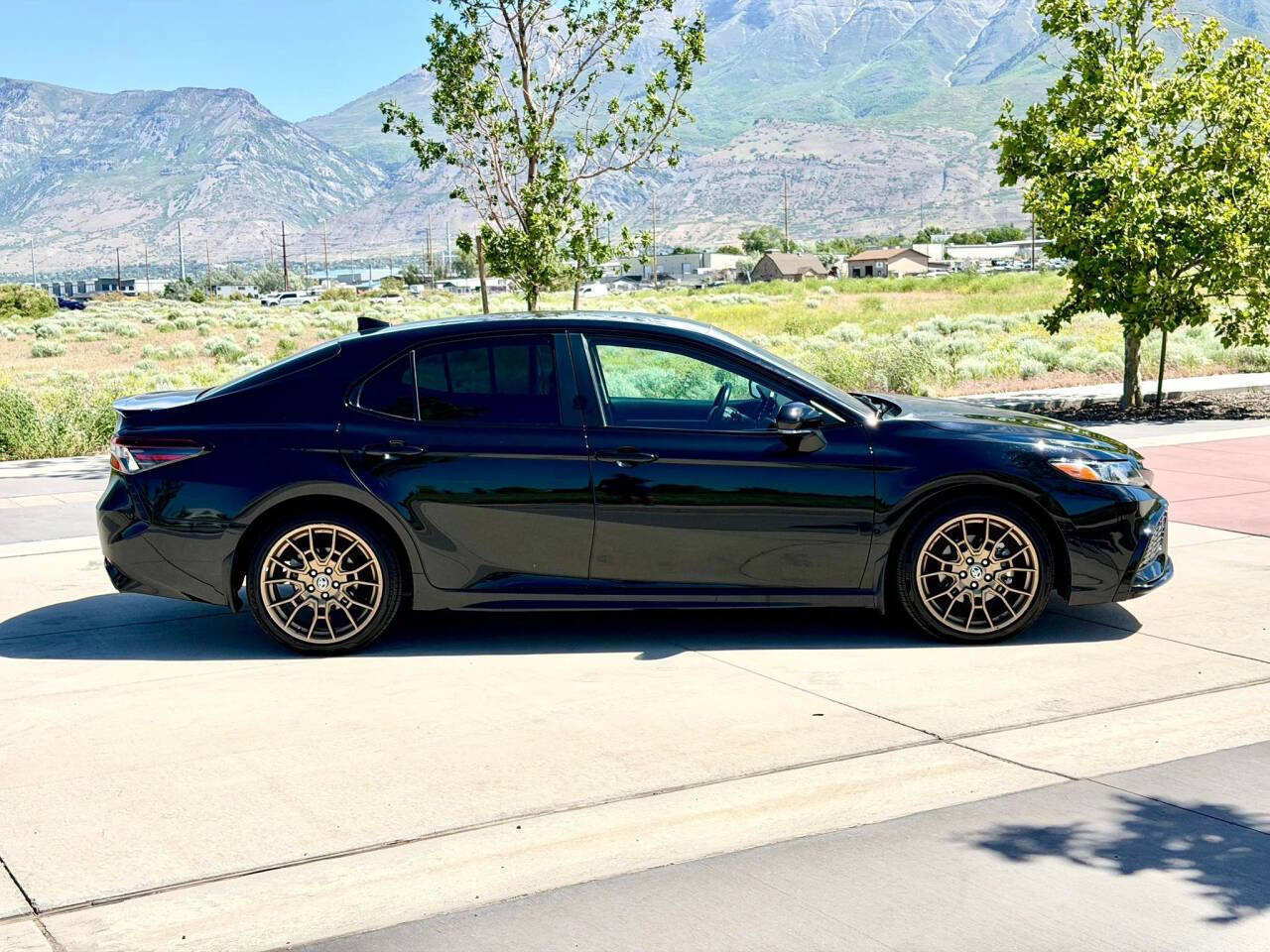 Used 2023 Toyota Camry SE FWD image 4
