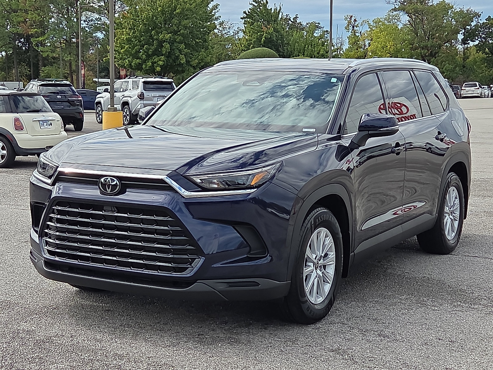 Used 2024 Toyota Grand Highlander FWD image 2
