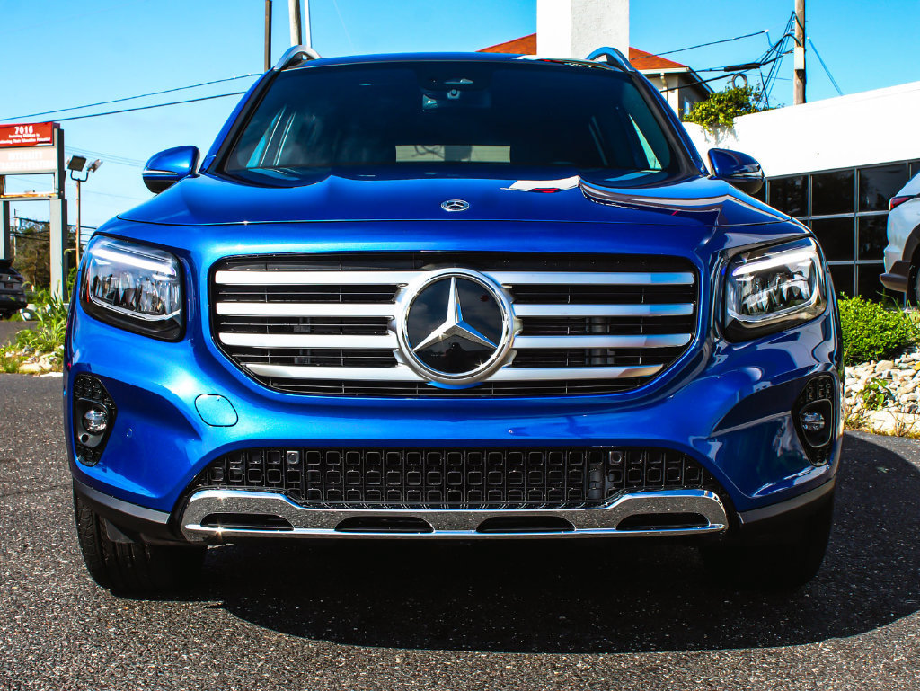 Used 2025 Mercedes-Benz GLB 250 4MATIC image 2