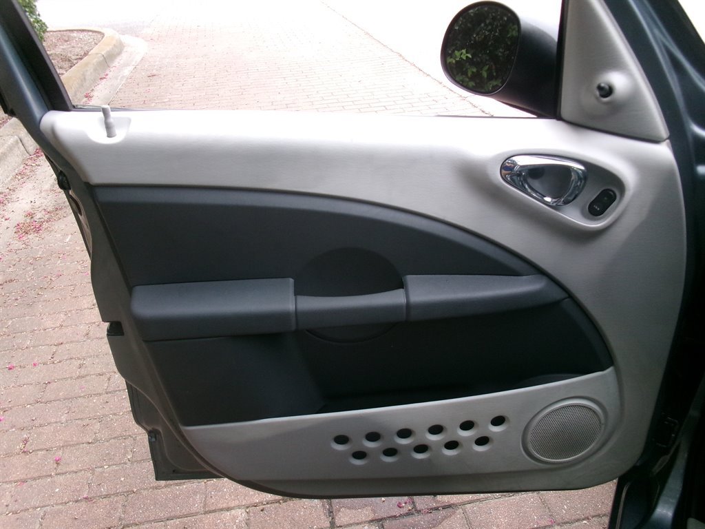 Used 2009 Chrysler PT Cruiser FWD image 10