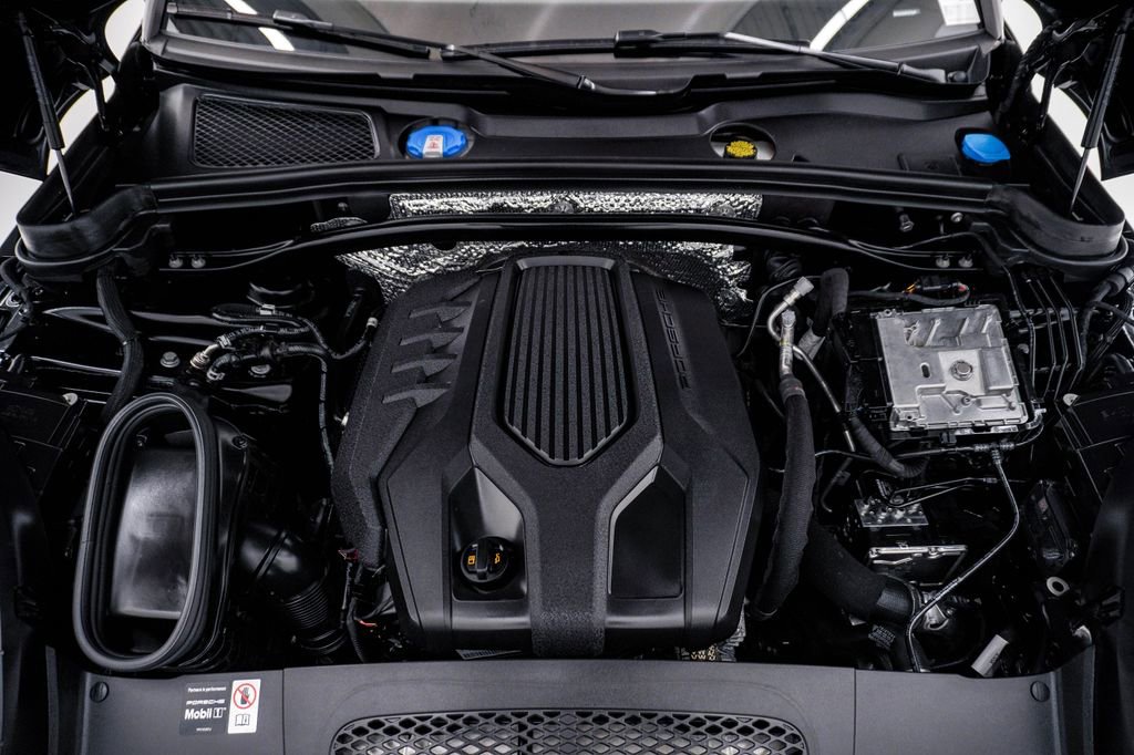 Certified 2025 Porsche Macan image 29