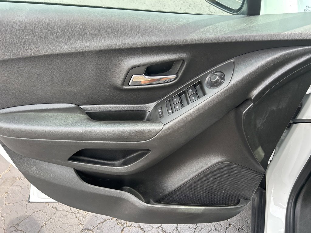 Used 2022 Chevrolet Trax LT w/ LT Convenience Package image 15