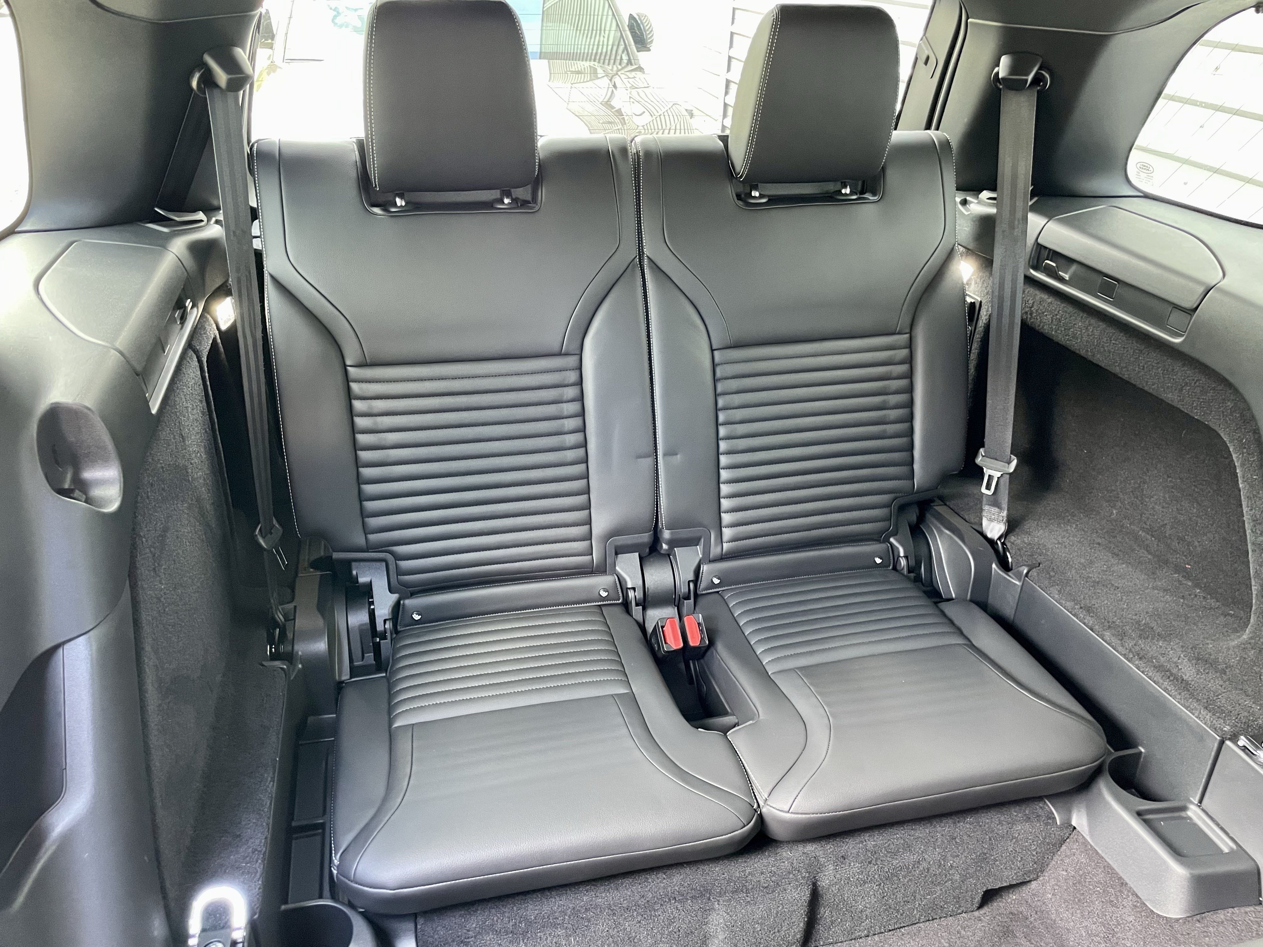 Used 2025 Land Rover Discovery S AWD/4WD image 33