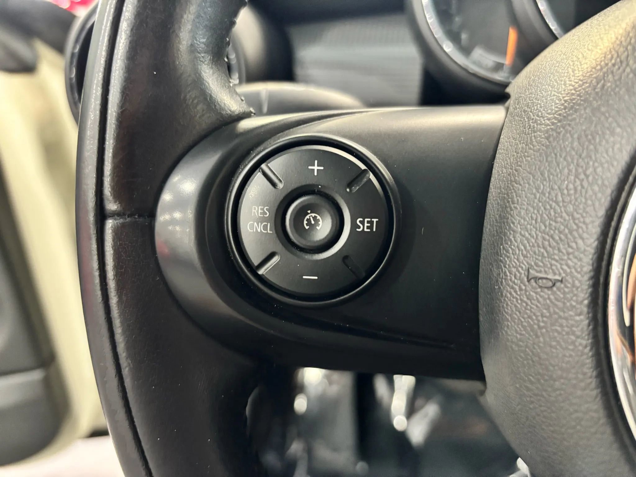 Used 2019 MINI Cooper 2-Door Hardtop w/ Signature Upholstery Package image 24