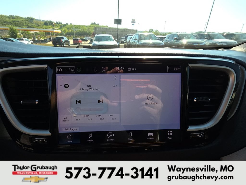 Used 2023 Chrysler Pacifica Touring-L FWD image 21