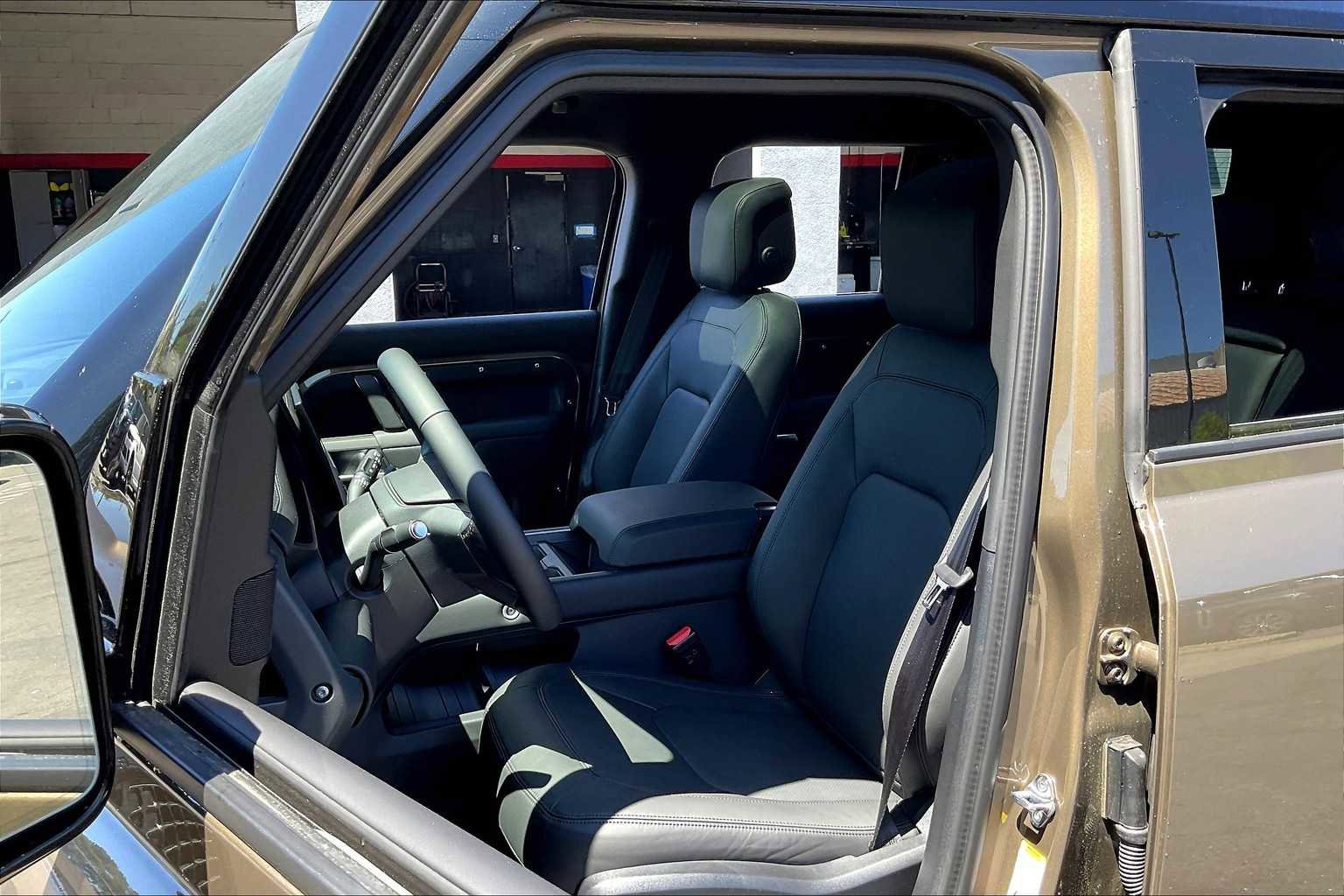 New 2025 Land Rover Defender 110 X-Dynamic SE image 11