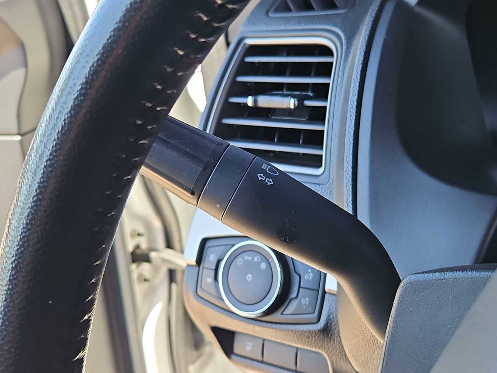 Used 2018 Ford Explorer XLT w/ Equipment Group 202A FWD image 26