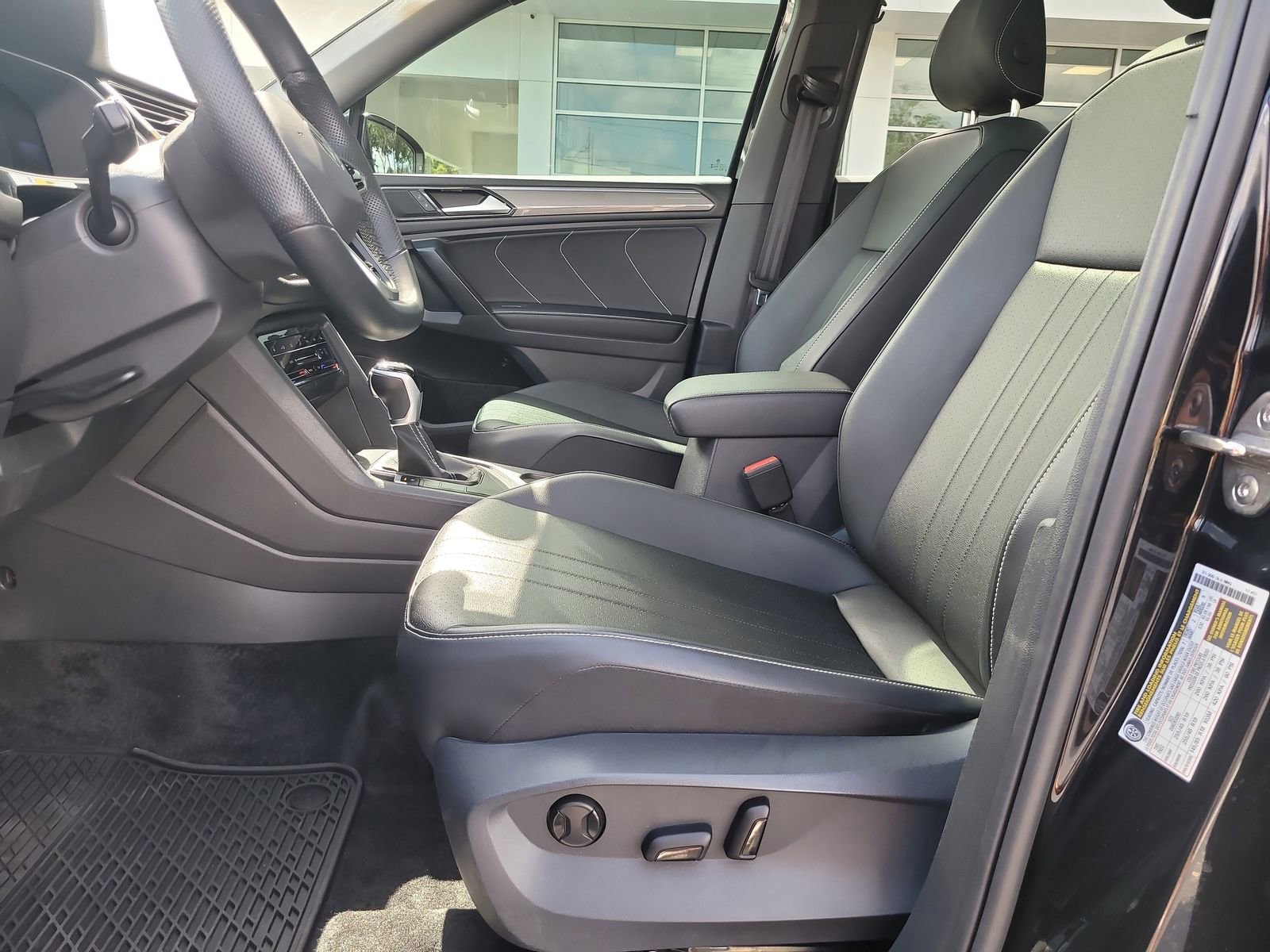 Used 2024 Volkswagen Tiguan SE R-Line image 15