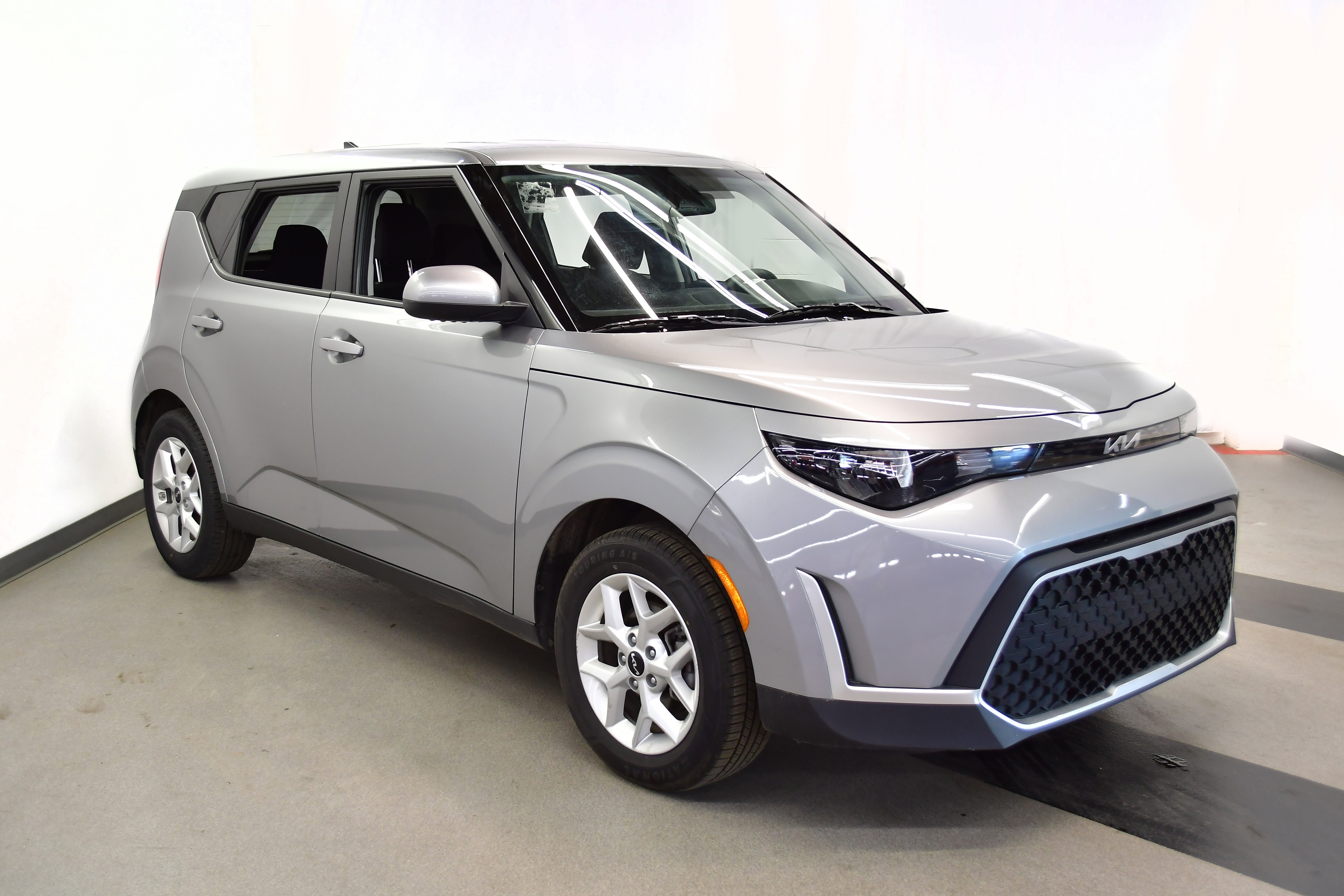 Used 2025 Kia Soul LX w/ LX Technology Package FWD image 2