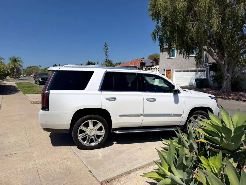 Used 2020 Cadillac Escalade Luxury RWD image 24
