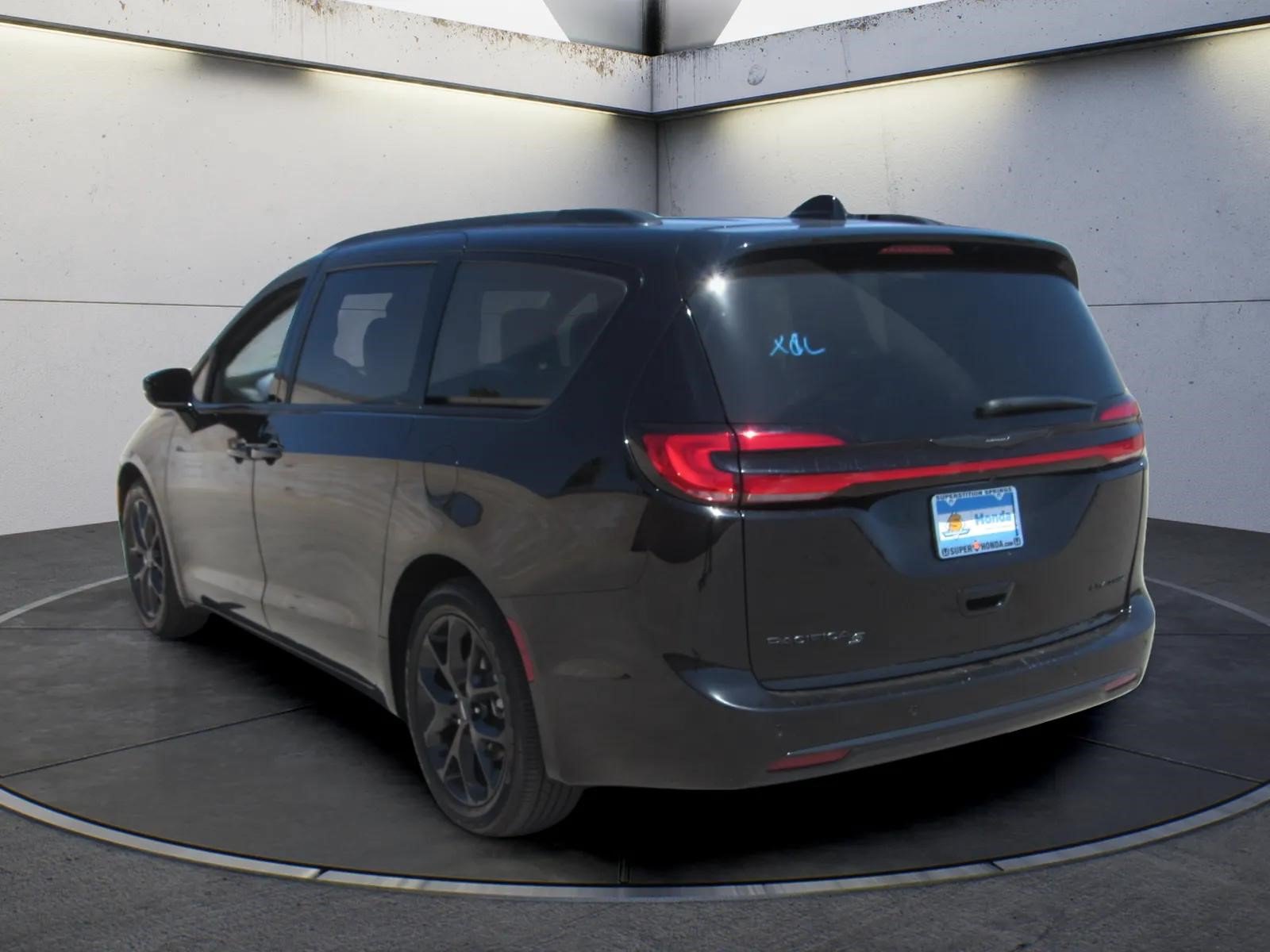 Used 2025 Chrysler Pacifica Limited FWD image 6