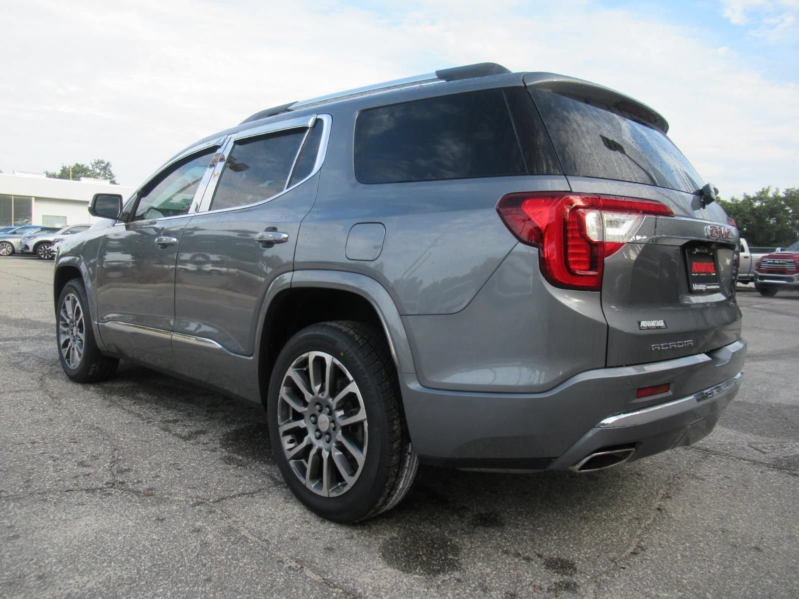 Used 2021 GMC Acadia Denali w/ Denali Technology Package FWD image 5