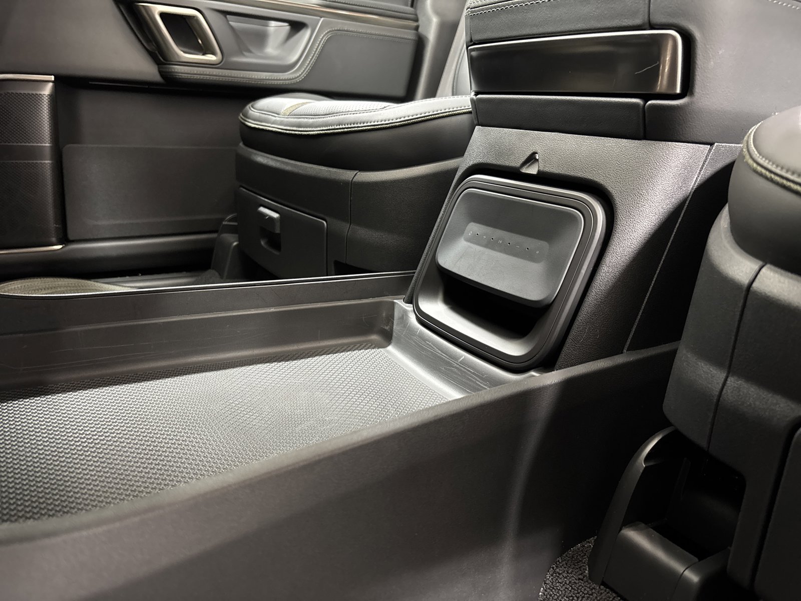 Used 2024 Rivian R1S Adventure image 33