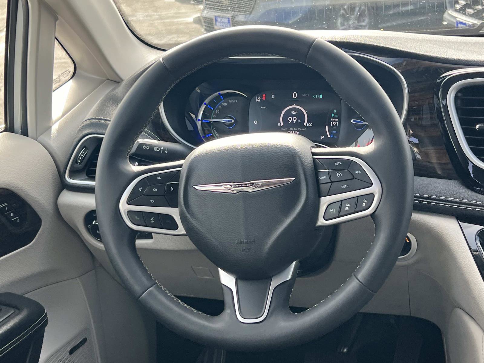 Used 2022 Chrysler Pacifica Limited w/ Uconnect Theater Family Group image 8