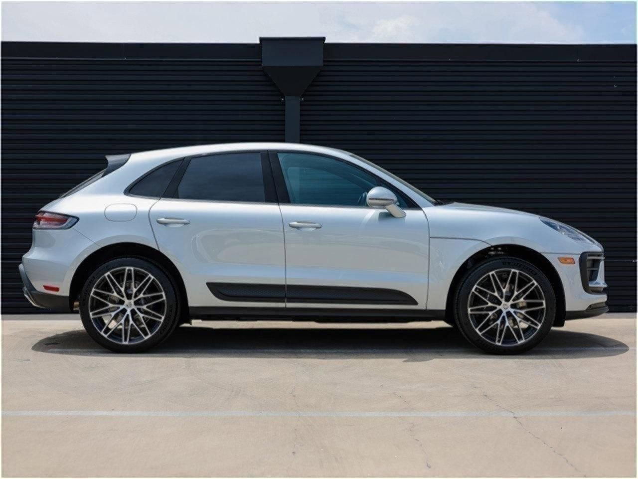 Certified 2025 Porsche Macan AWD/4WD image 8