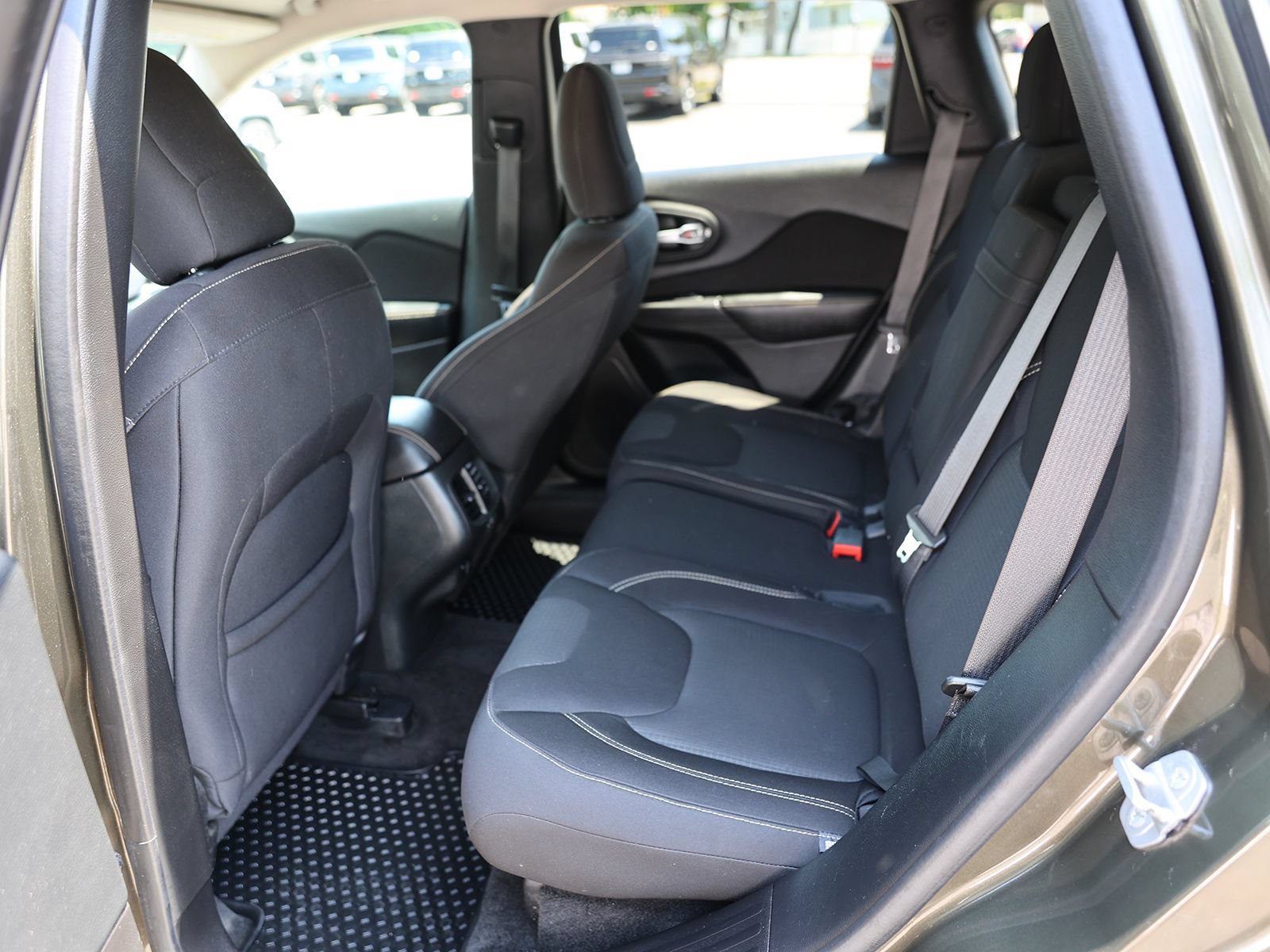 Used 2015 Jeep Cherokee Latitude w/ Cold Weather Group AWD/4WD image 23