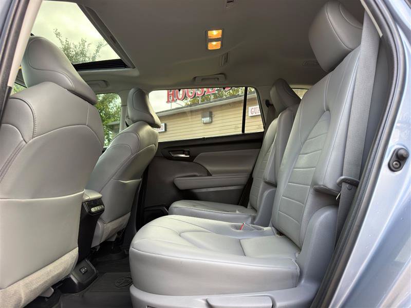 Used 2022 Toyota Highlander XLE AWD/4WD image 25