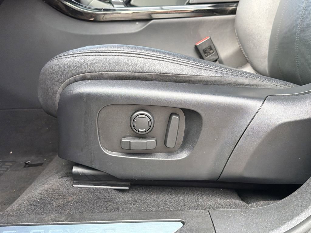 Used 2025 Land Rover Range Rover Evoque Dynamic SE image 16