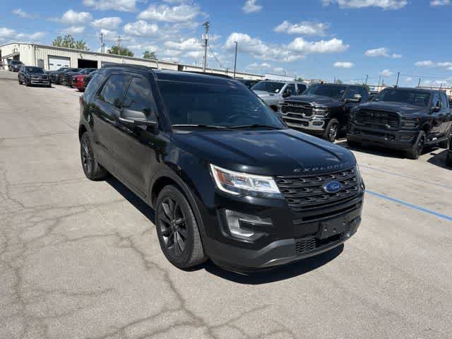 Used 2017 Ford Explorer XLT w/ Equipment Group 202A AWD/4WD image 27