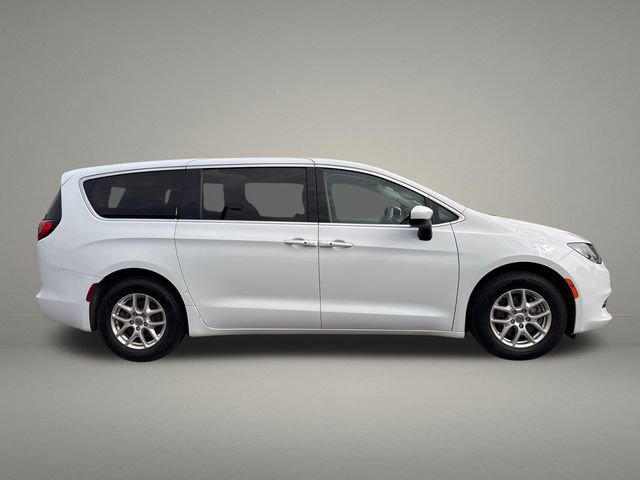 Used 2022 Chrysler Voyager LX FWD image 6