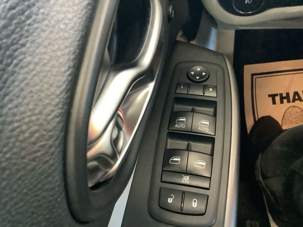 Used 2019 Jeep Cherokee Limited w/ Luxury Group AWD/4WD image 14