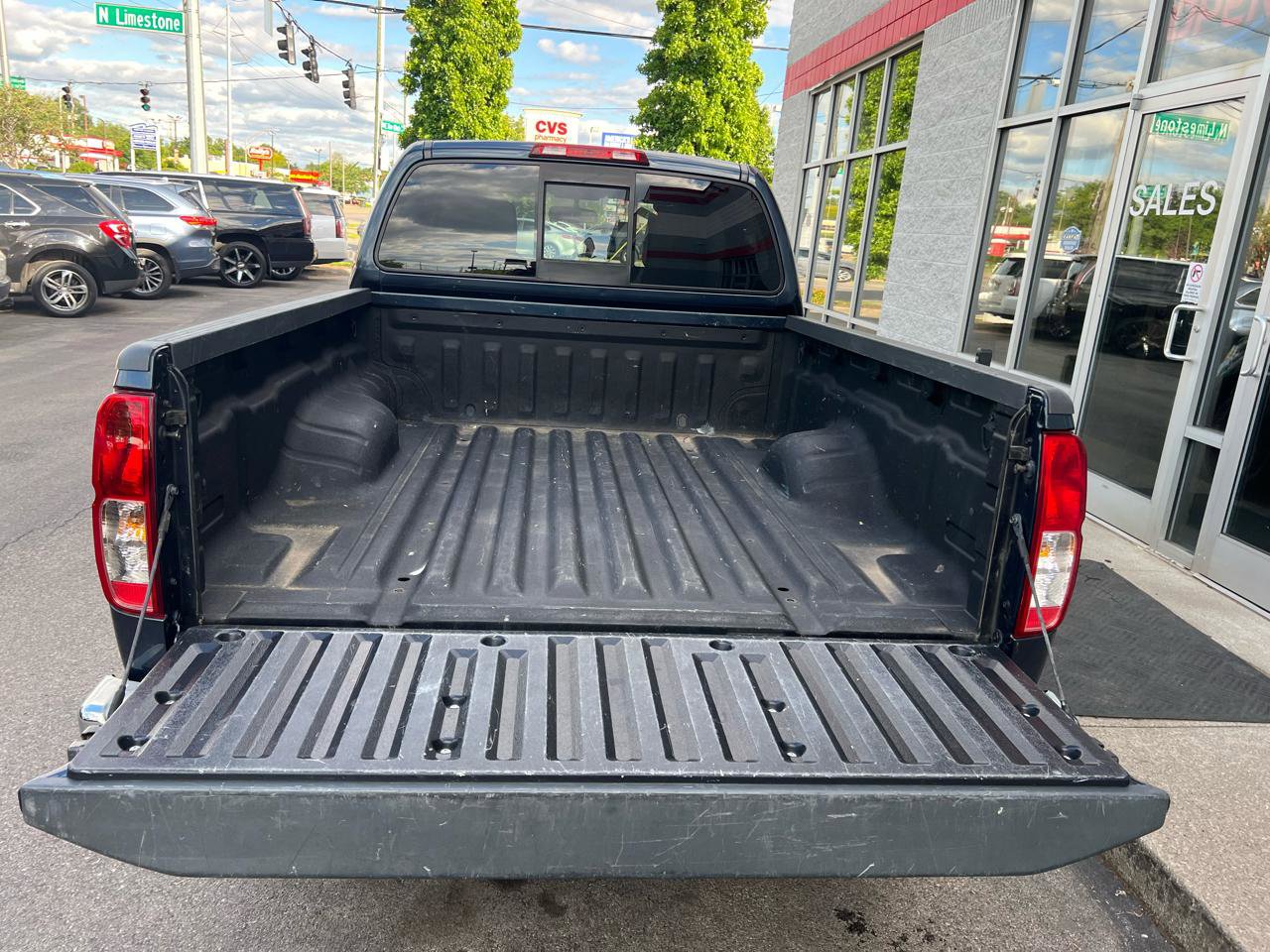 Used 2015 Nissan Frontier SV w/ SV Value Truck Package AWD/4WD image 16