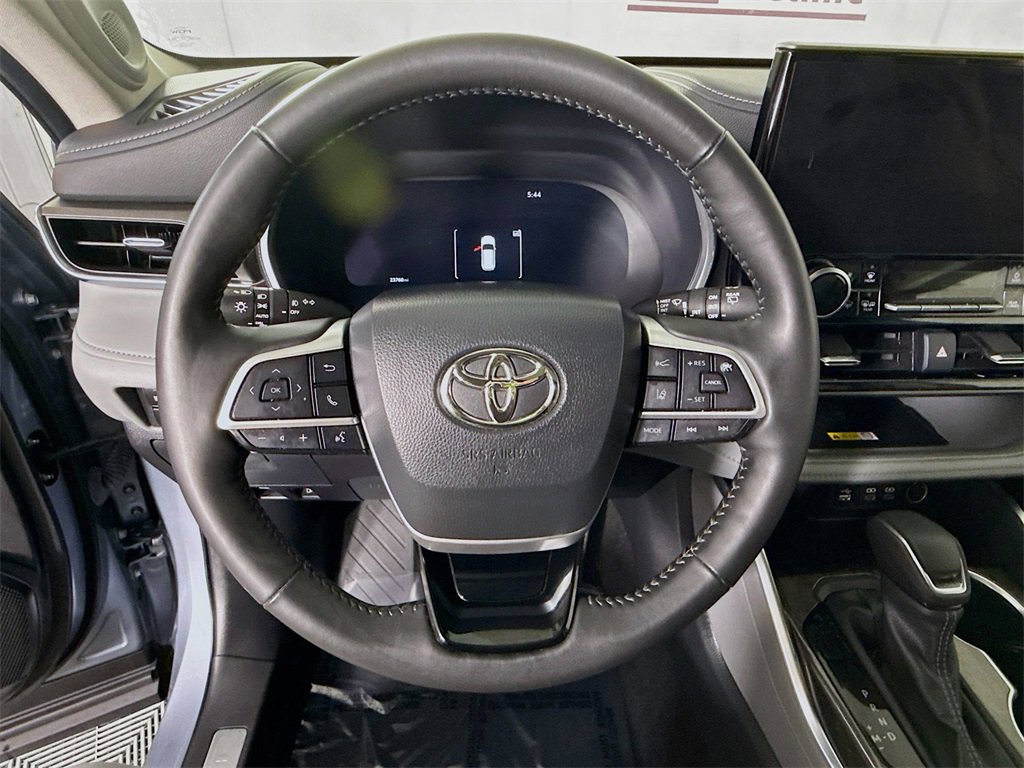 Used 2023 Toyota Highlander Limited image 19