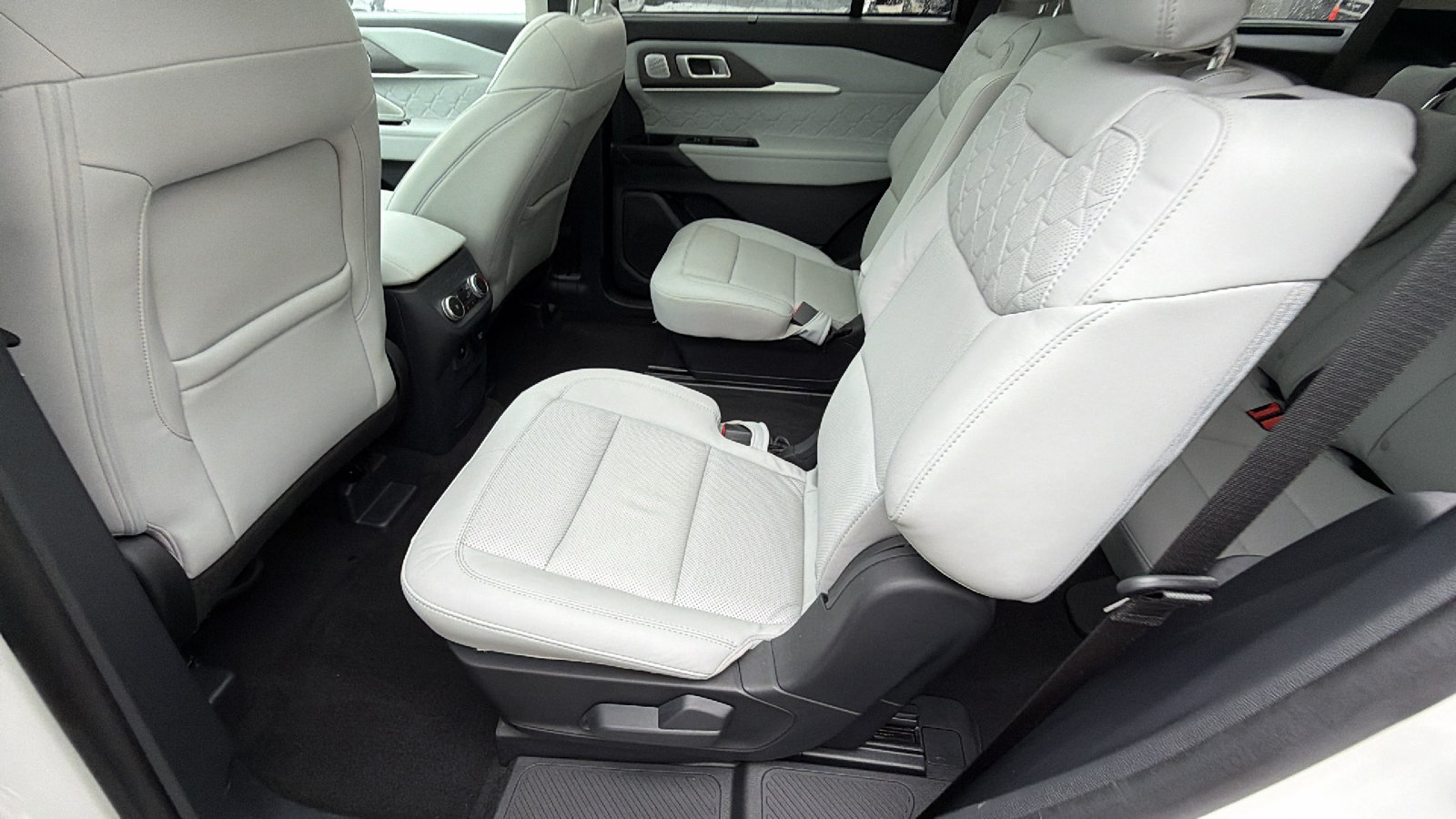 Used 2025 Ford Explorer Platinum w/ Ultimate Package AWD/4WD image 25