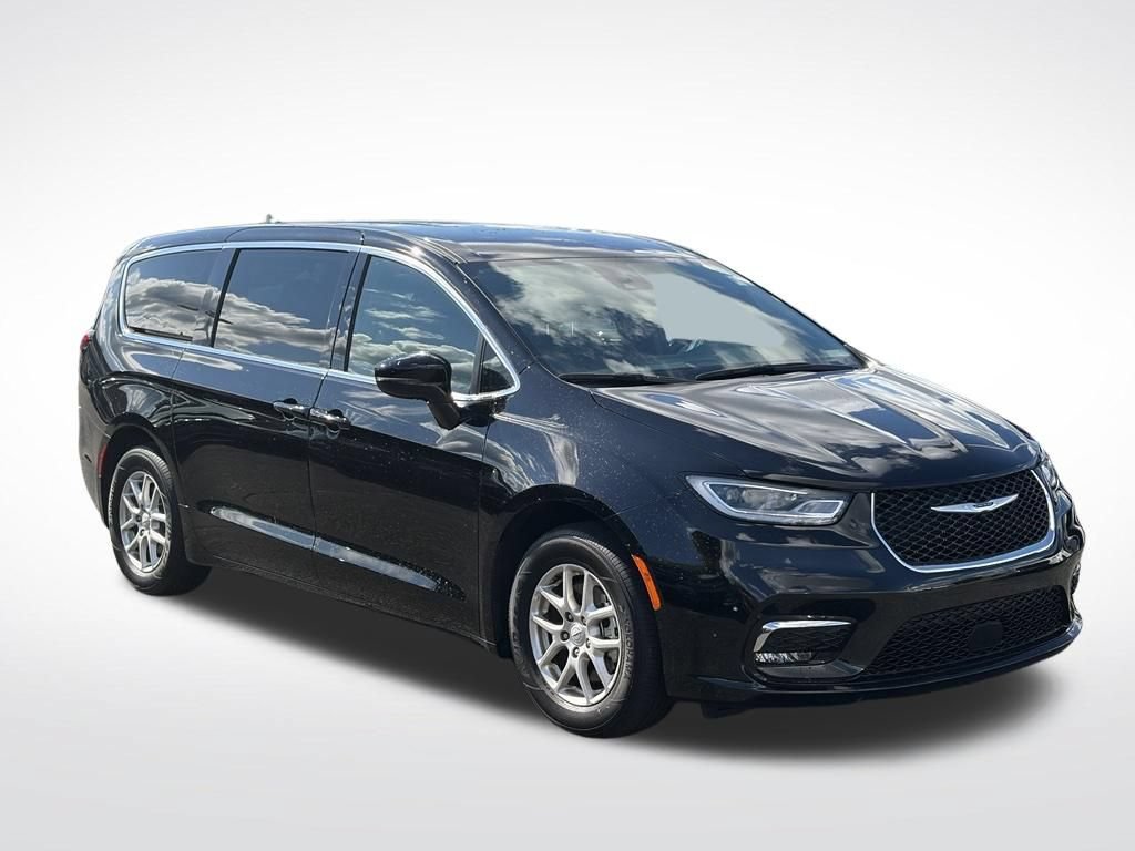 Certified 2025 Chrysler Pacifica Select FWD image 3