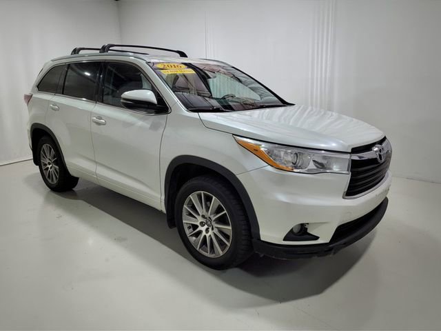 Used 2016 Toyota Highlander XLE image 2
