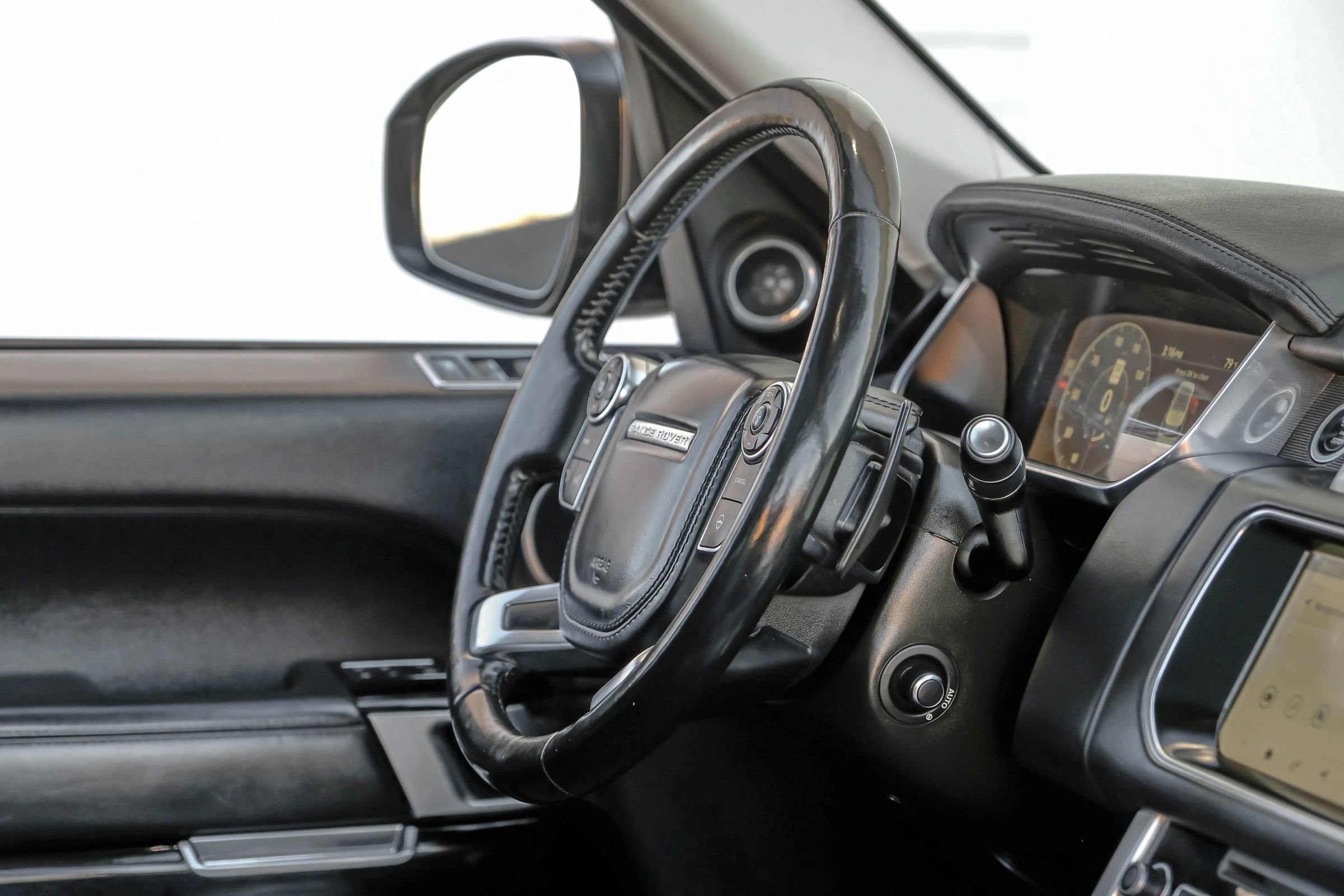 Used 2017 Land Rover Range Rover HSE image 18