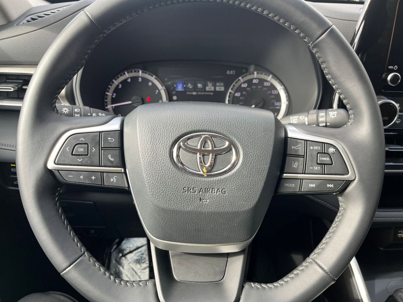 Used 2025 Toyota Highlander LE FWD image 29
