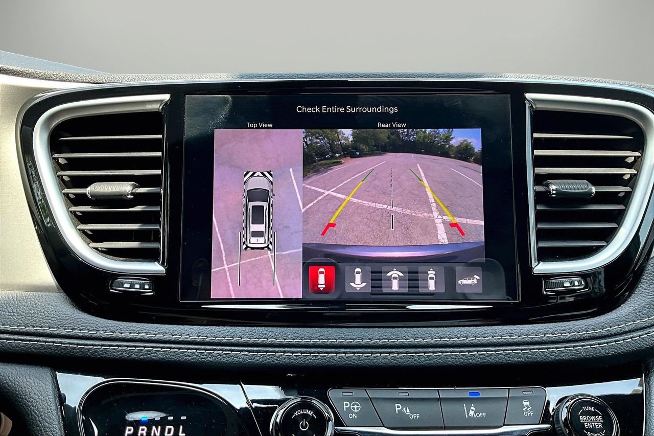 Used 2023 Chrysler Pacifica Limited w/ S Appearance Package FWD image 14
