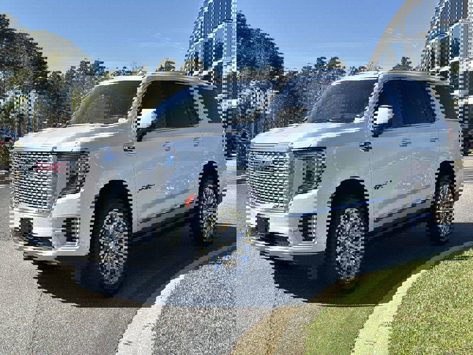 Used 2023 GMC Yukon Denali w/ Denali Reserve Package image 5