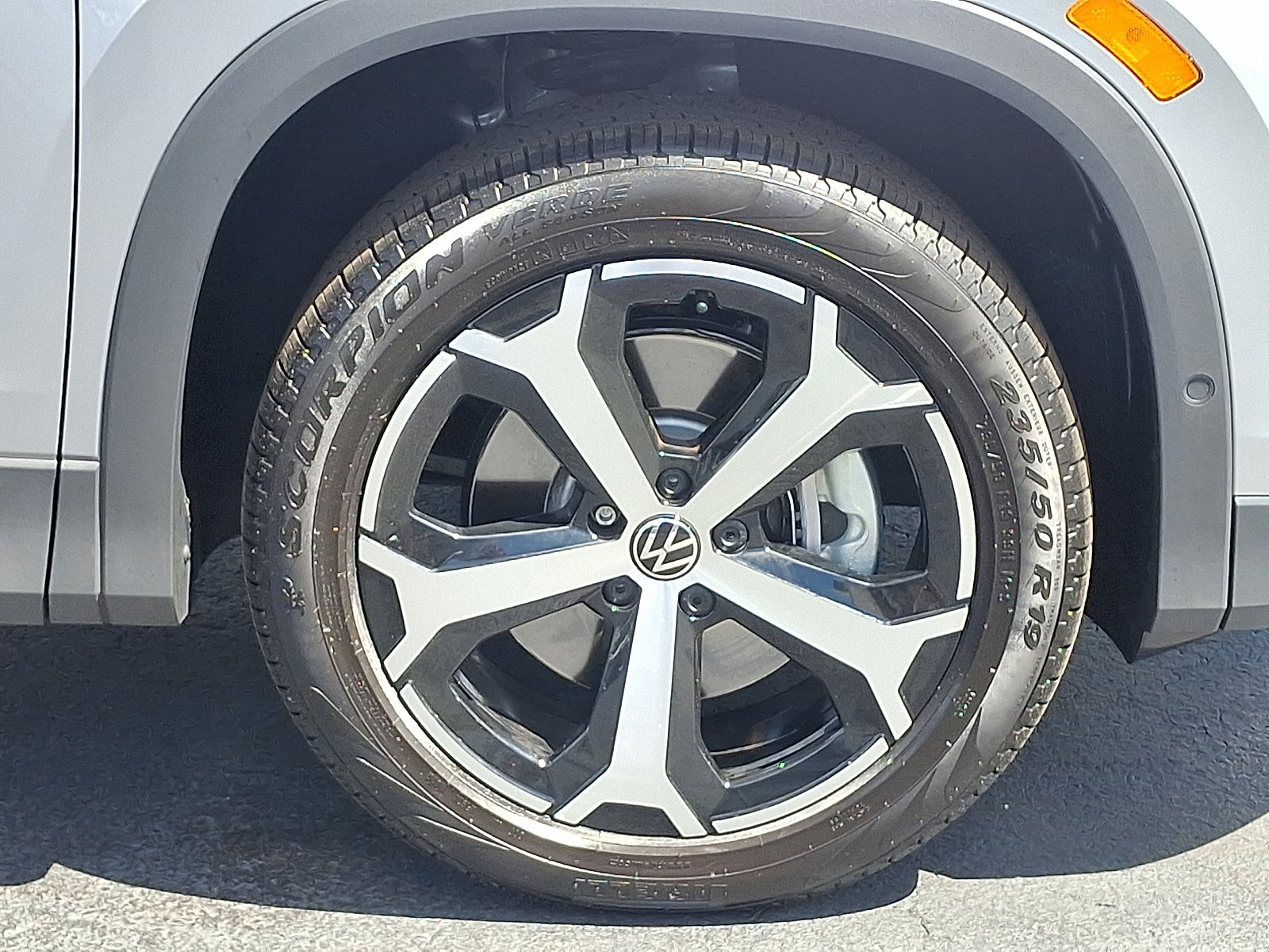 Certified 2025 Volkswagen Tiguan SE image 8
