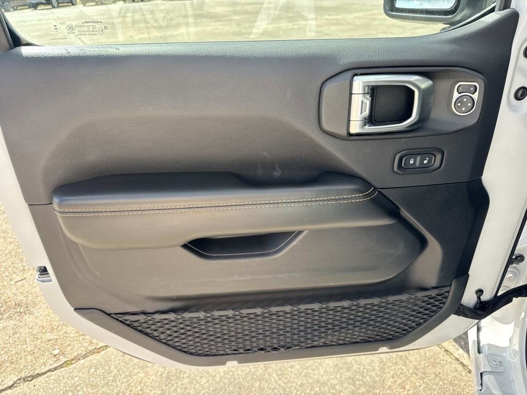 Used 2024 Jeep Wrangler Sahara image 35