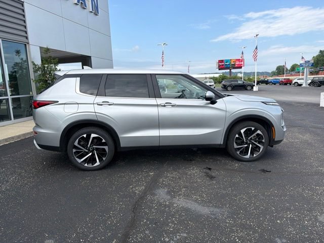 Used 2024 Mitsubishi Outlander SE AWD/4WD image 2