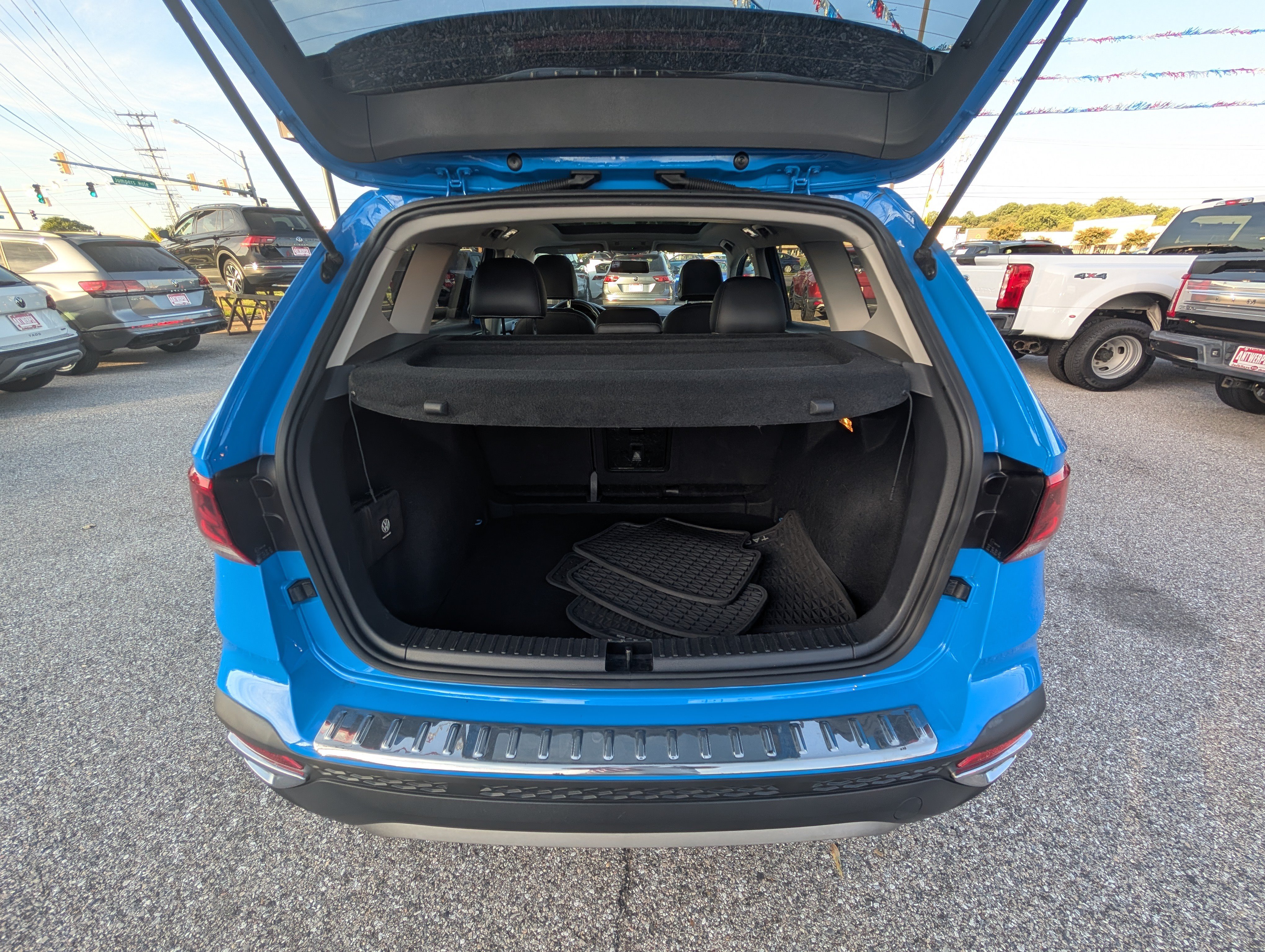 Used 2022 Volkswagen Taos SE w/ Panoramic Sunroof Package FWD image 12