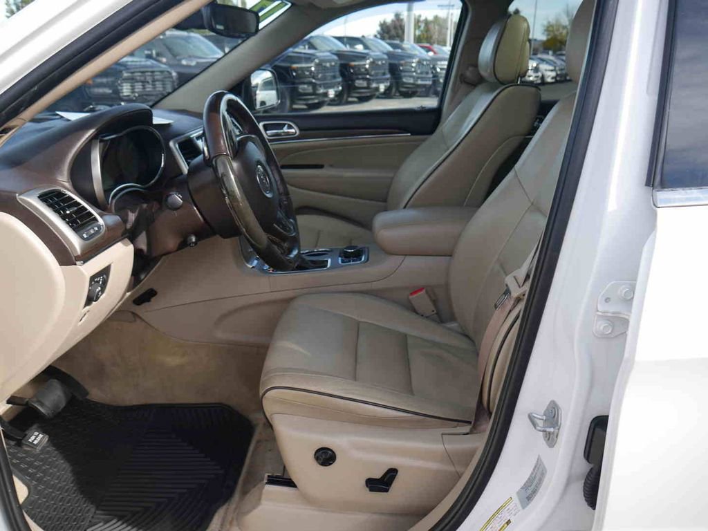 Used 2017 Jeep Grand Cherokee Overland w/ Jeep Active Safety Group image 30